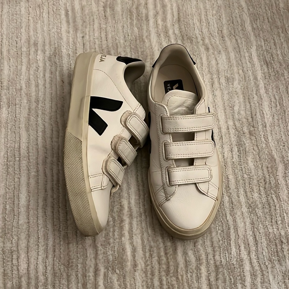 GUC Veja Recife Logo Sneakers in White and Black US SIZE 7